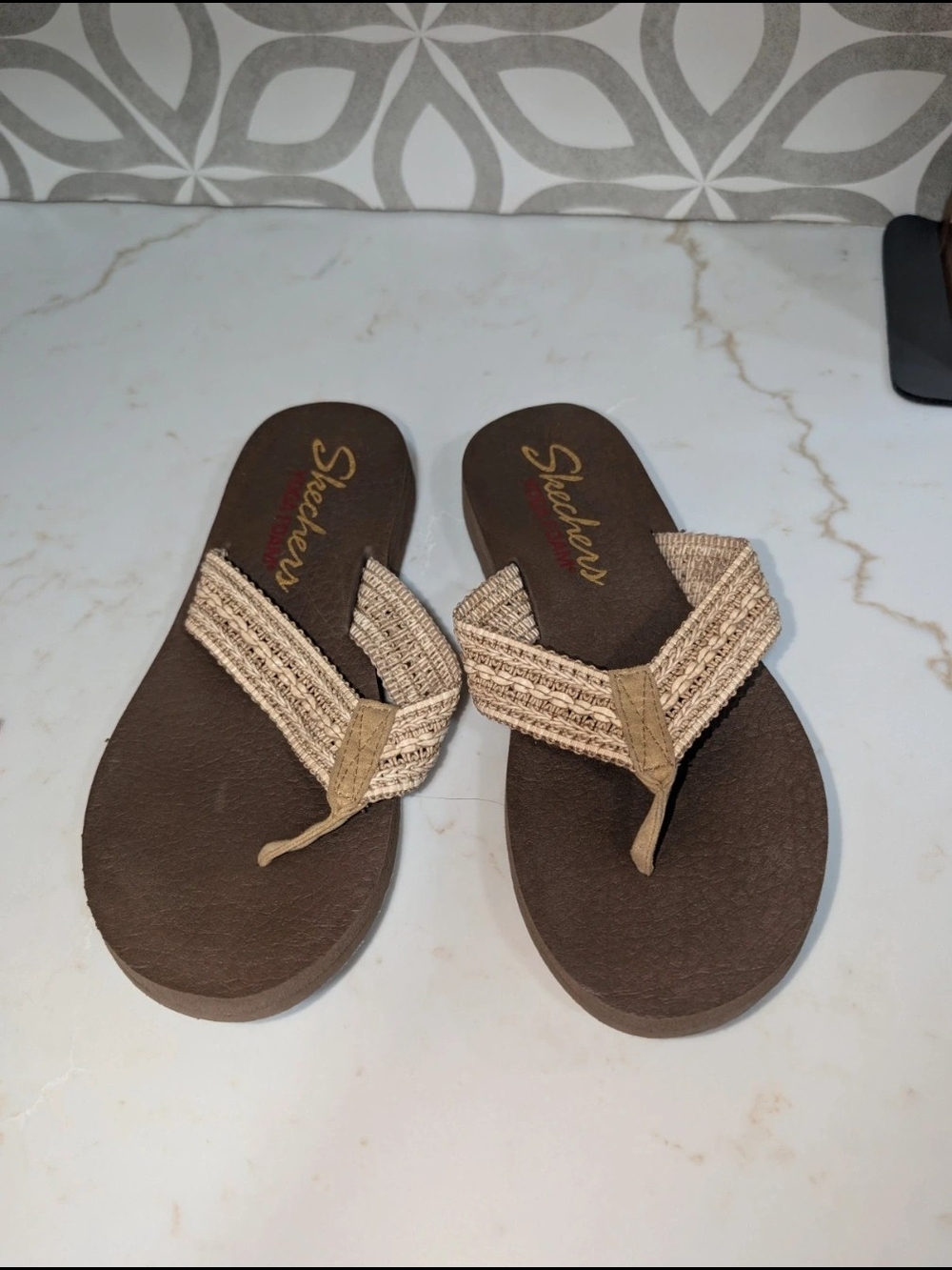 Skechers Yoga Foam Flip Flops Size 9